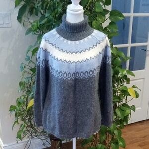 89th & Madison Gray and White Turtleneck Sweater